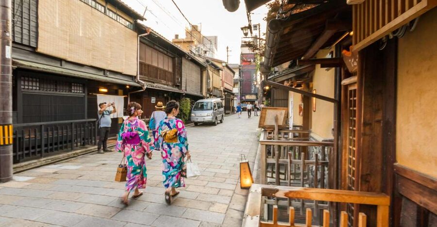 Night Walk in Gion: Kyoto's Geisha District - Why a night walk is the right way to see Gion