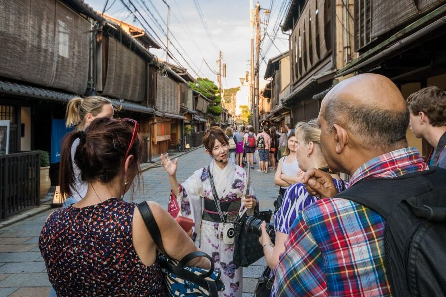 Night Walk in Gion: Kyoto's Geisha District - Seeing a geiko or maiko without treating the district like a zoo