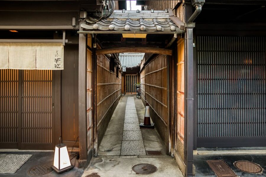 Night Walk in Gion: Kyoto's Geisha District - The guides: warm, prepared, and different in style