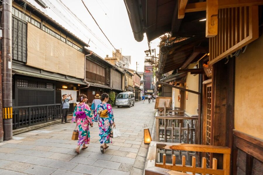 Night Walk in Gion: Kyoto's Geisha District - What you learn about geiko and maiko