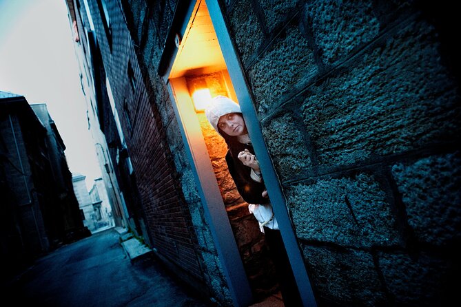 Old Montreal Ghost Walking Tour - The stories: crime, witchcraft, fires, and strange happenings