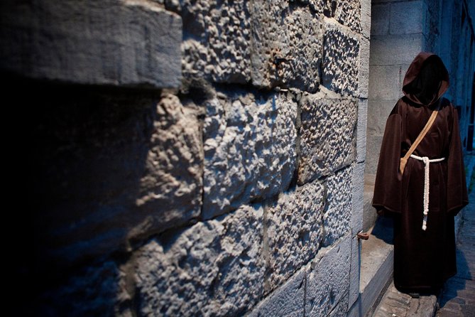 Old Montreal Ghost Walking Tour - The theatrical style is the key choice