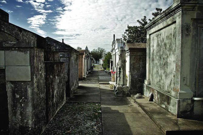 One Hour Saint Louis Cemetery Number One Walking Tour - What this one-hour walk actually includes