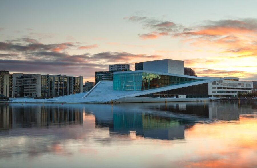 Oslo: Best of Oslo Walking Tour - Bazaars, the cathedral, and old city details