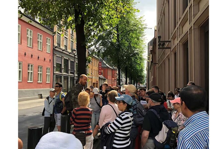 Oslo: Guided Walking Tour of Central Oslo with Local Guide - Meeting the guide beside the Tiger