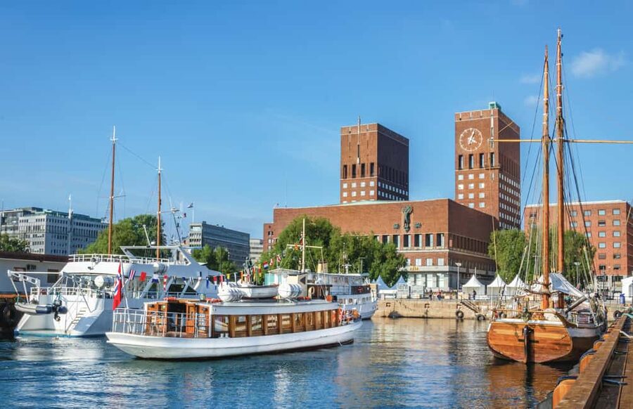 Oslo: Guided Walking Tour of Central Oslo with Local Guide - City Hall and the working capital