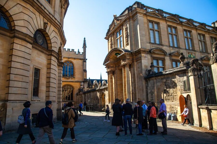 Oxford: University and City Walking Tour with Alumni Guide - Why a student guide changes the Oxford tour