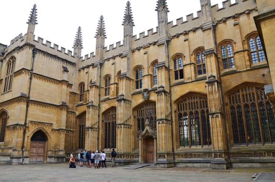 Oxford: University and City Walking Tour with Alumni Guide - Stories of ceremonies, punishments, and famous graduates