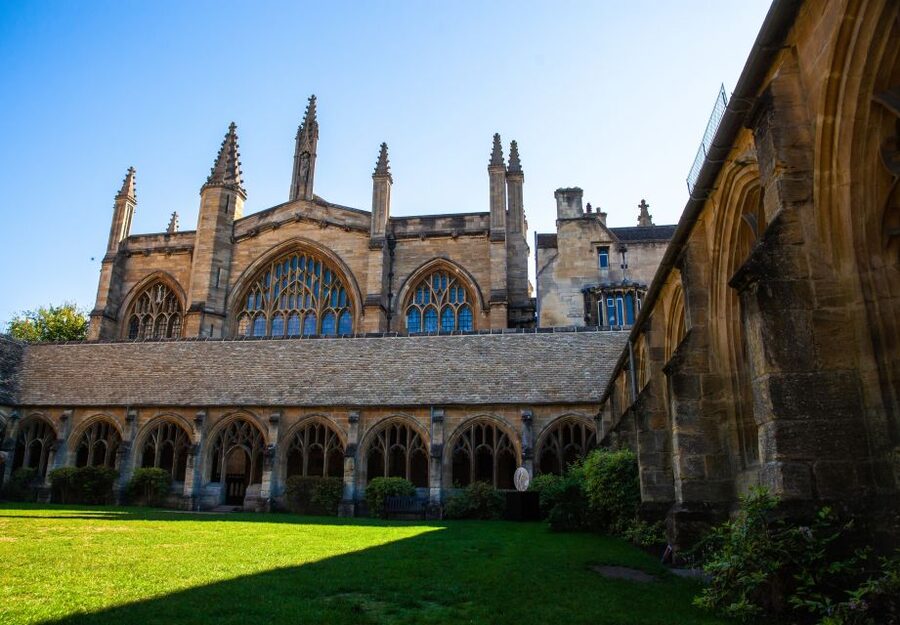 Oxford: University Walking Tour with Christ Church Visit - Starting in central Oxford with a student guide
