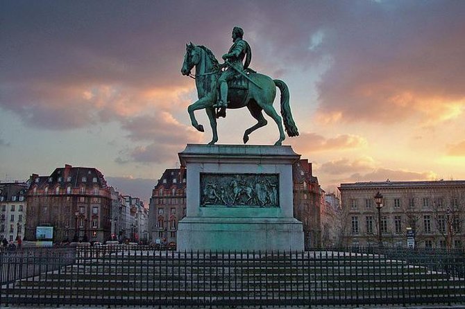 Paris by Night Walking Tour: Ghosts, Mysteries and Legends - Starting beside Henri IV at Pont Neuf