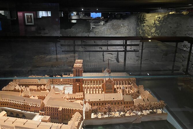 Paris: Île de la Cité and Notre-Dame Walking Tour With Crypt - The Palais de Justice and the oldest clock in Paris