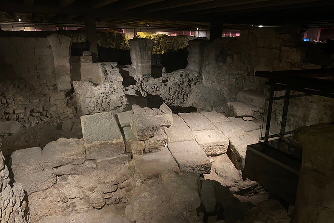 Paris: Île de la Cité and Notre-Dame Walking Tour With Crypt - The Conciergerie and memories of royalty and revolution