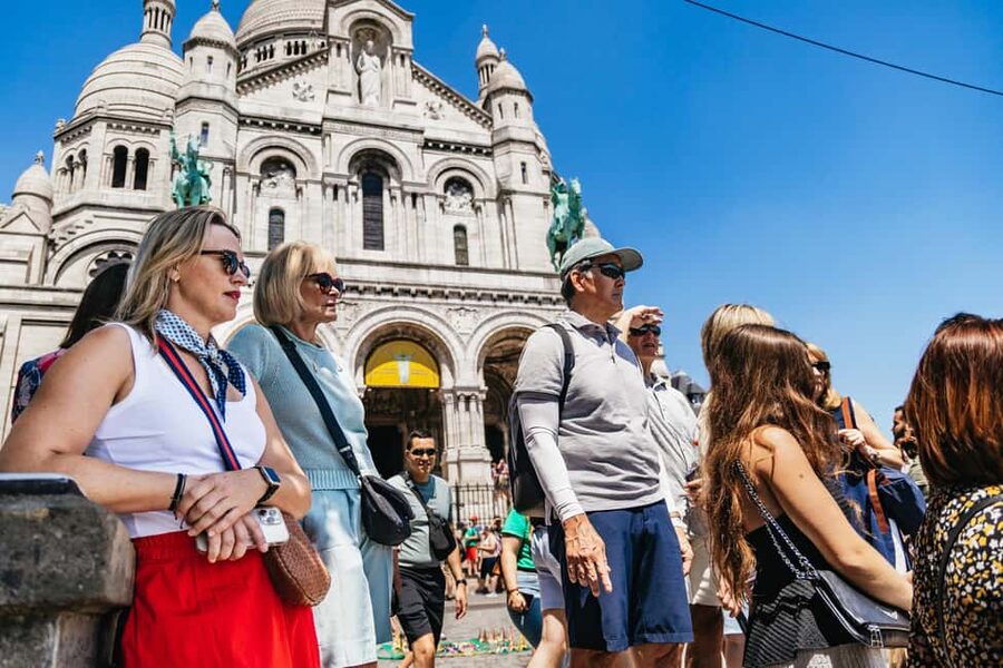Paris: Montmartre Cheese, Wine & Pastry Guided Walking Tour - Reaching Sacré Coeur without treating the climb as a chore