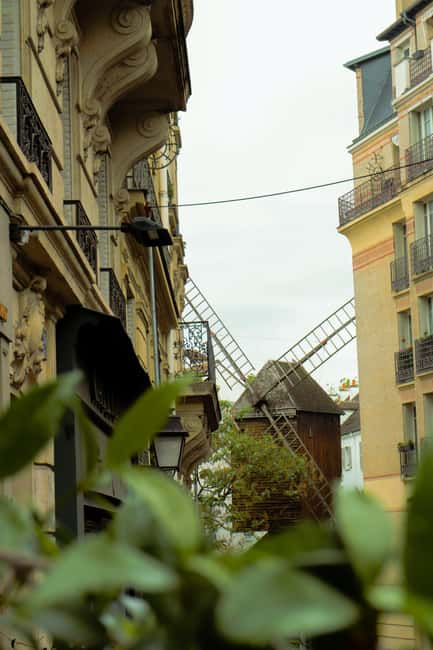Paris: Montmartre Guided Walking Tour - Place du Tertre, artists, and the crowded postcard Montmartre