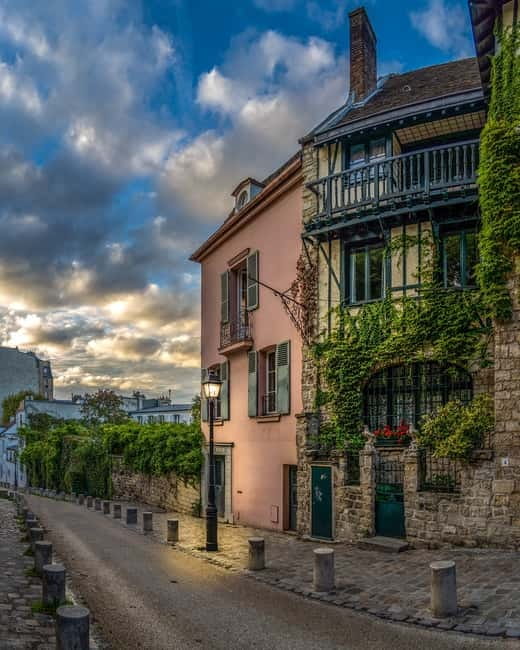 Paris: Montmartre Highlights Walking Tour with a Local Guide - Key points at a glance