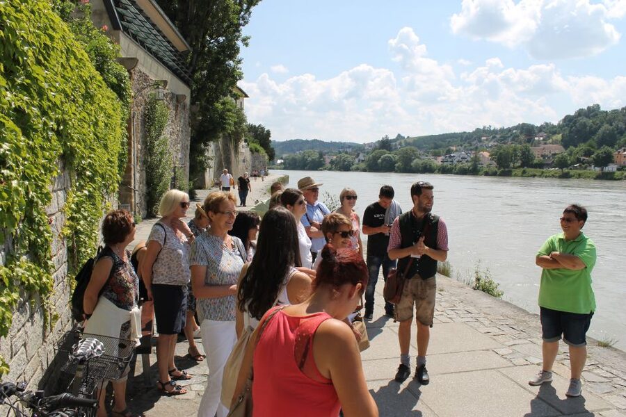 Passau: City Highlights Guided Walking Tour - What the guide adds to the hour