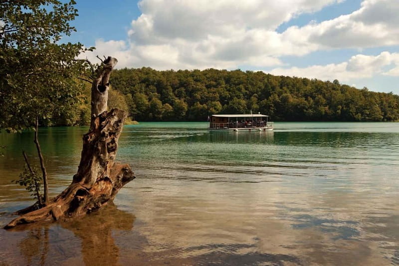 Plitvice Lakes: Guided Walking Tour with Bus and Boat Ride - The panoramic train and final viewpoint