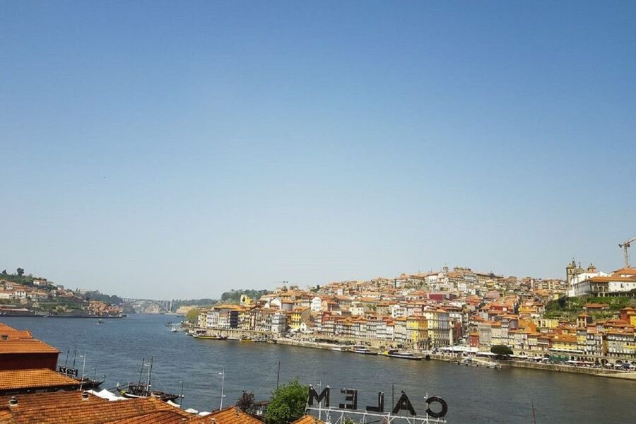 Porto: Guided Walking Tour and Lello Bookshop - Entering Livraria Lello at the end