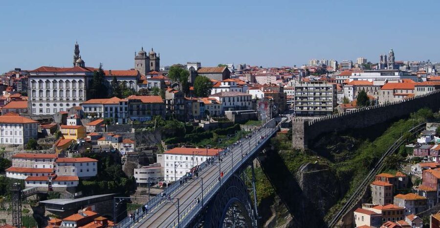 Porto: Guided Walking Tour and Lello Bookshop - Starting at the cathedral and Sé