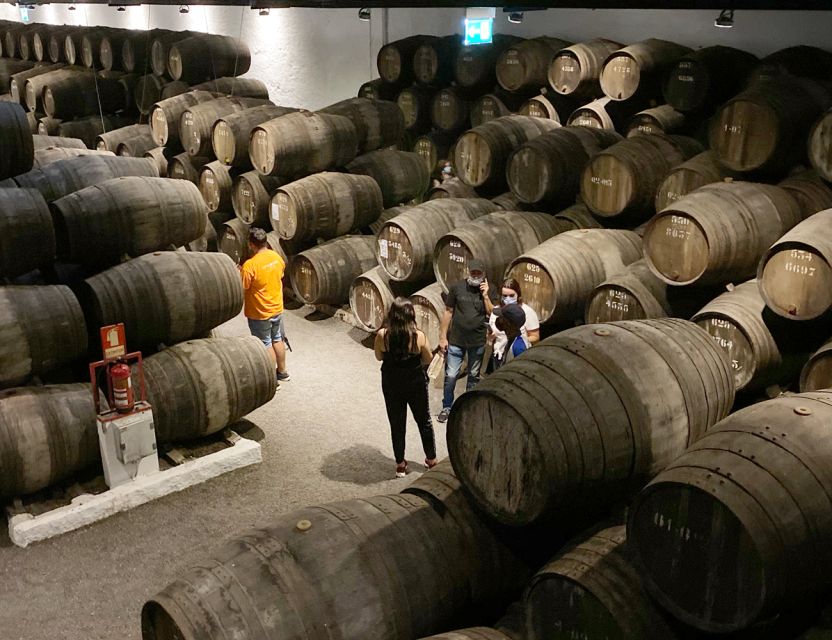 Porto: Wine Tasting with Tapas Walking Tour - Comparing Vinho Verde and Douro wines