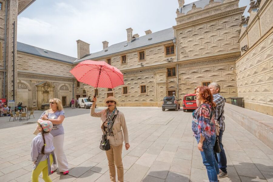 Prague: Guided Bus & Walking Tour with River Cruise & Lunch - What the $135 price really covers