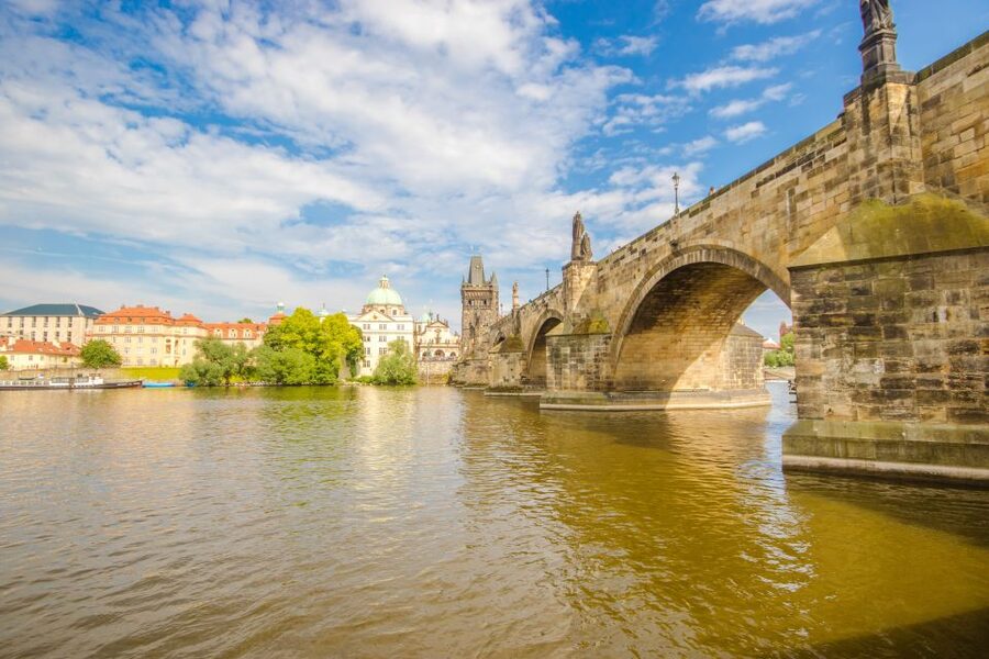 Prague: Guided Bus & Walking Tour with River Cruise & Lunch - Two hours around Prague Castle