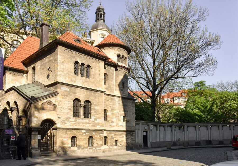 Prague: Old Town and Jewish Quarter Guided Walking Tour - Synagogues and the Old Jewish Cemetery