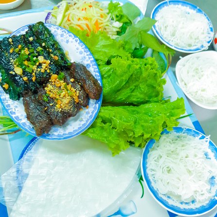 Private Street Food Evening Walking Tour in Ho Chi Minh City - Six to ten tastes, plus drinks and dessert