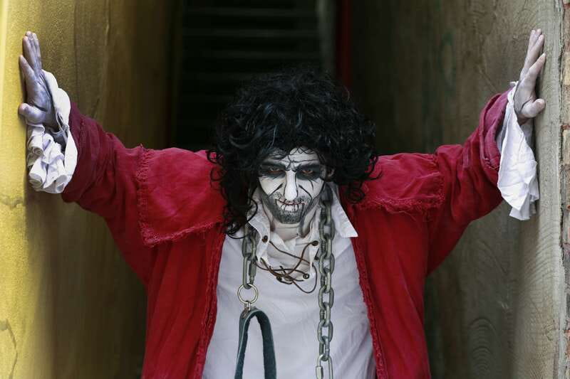 Quebec: Crimes of New France Animated Walking Tour - A ghostly introduction at the Morrin Centre