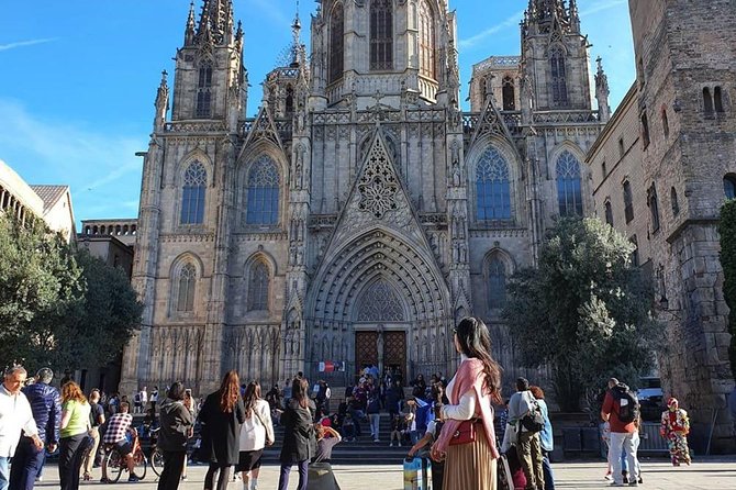 Ramblas, Old Town, Gothic and Gaudi Architecture Walking Tour - What the guides add to the walk