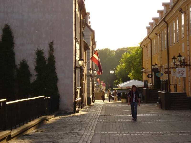 Riga Classical Old Town 2-Hour Walking Tour - Riga Castle and the cathedral