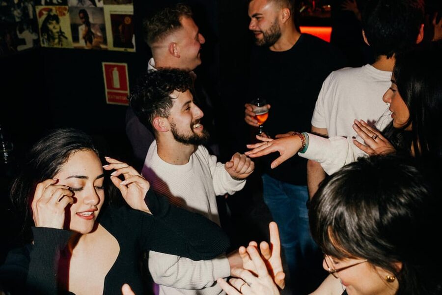 Rome: Forbidden History Walking Tour & Pub Crawl with Drinks - The guides make or break the night