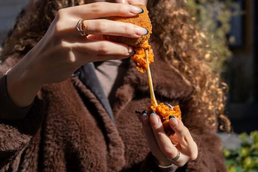 Rome: Guided Food Walking Tour with Wine in Trastevere - The guides are a major part of the experience