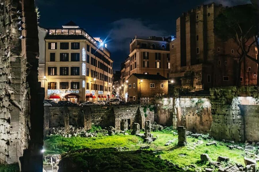 Rome: Small-Group City Highlights Moonlight Walking Tour - The Colosseum makes a strong finish