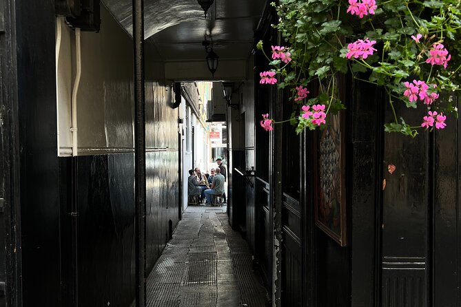 Royal Historic Pubs Walking Guided Tour in London - The guides make the difference