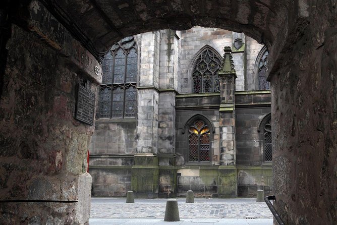 Royal Mile and Edinburgh Castle - Small Group Walking Tour - Entering Edinburgh Castle on the included option