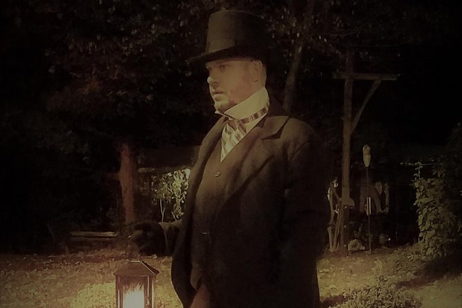 Savannah History and Haunts Candlelit Ghost Walking Tour - Walking the historic streets by lantern