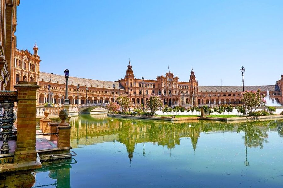 Seville: Small-Group City Highlights Walking Tour - The University of Seville and a change in atmosphere