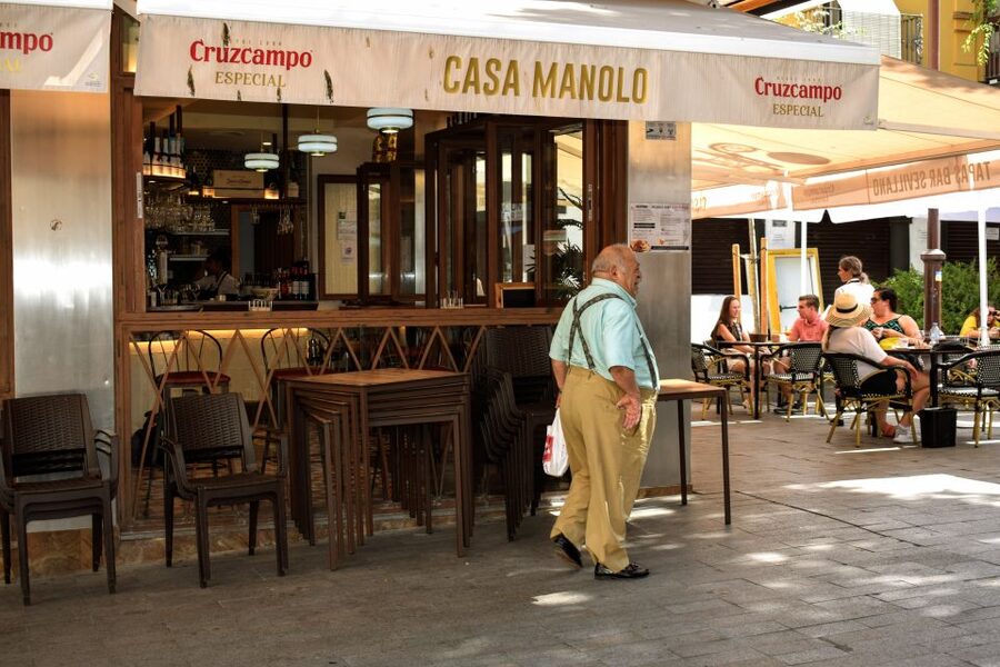 Seville: Tapas, Taverns, and History Walking Tour - Starting with chorizo at a century-old tavern