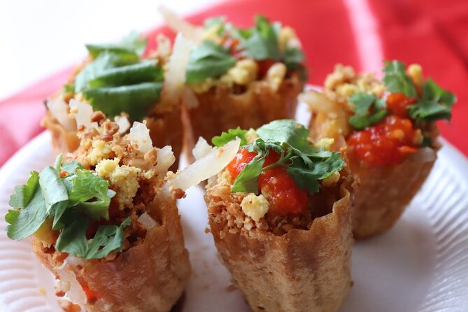 Singapore: Chinatown Hawker Market Food Tour with 7 Food Tastings - Chicken rice and the main hawker-center lesson