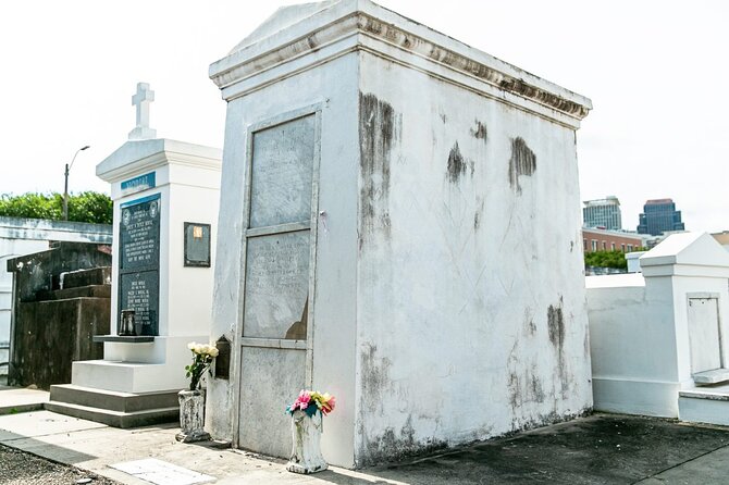 St. Louis Cemetery No. 1 Official Walking Tour - Photography without slowing the group