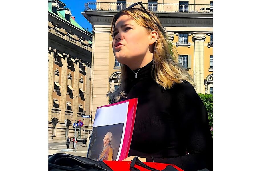 Stockholm Gamla Stan: Old Town Walking Tour with Local Guide - Riddarholmen brings the best change of scenery