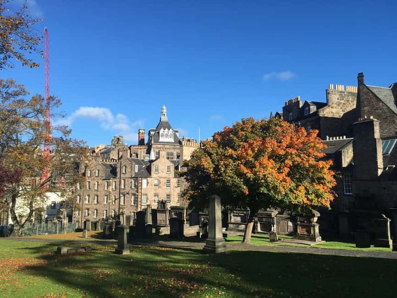 The Must-Sees of Edinburgh: Small Group Walking Tour in French - Key points at a glance