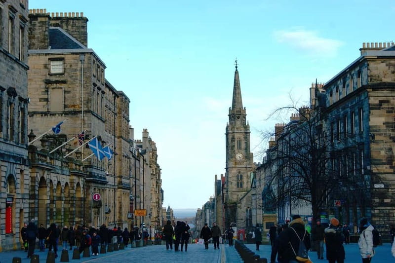 The Must-Sees of Edinburgh: Small Group Walking Tour in French - Walking the Royal Mile and Mercat Cross
