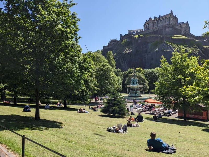The Must-Sees of Edinburgh: Small Group Walking Tour in French - From the Scott Monument into Edinburgh’s story
