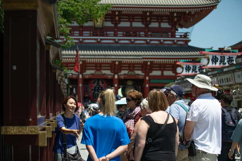 Tokyo: Asakusa Walking Tour with Sensoji Temple Visit - Kaminarimon and the first ten minutes