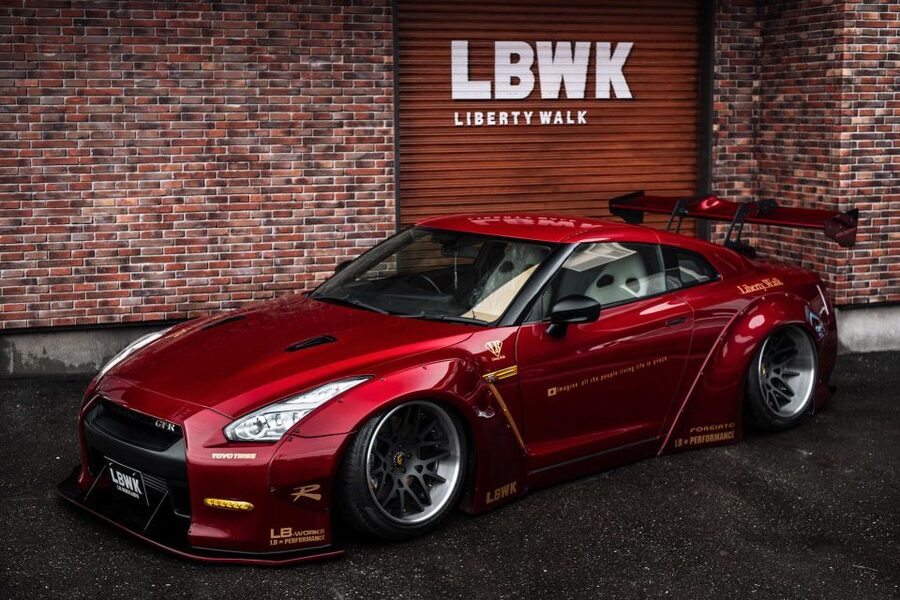 Tokyo Drift: GT-R Car Club R35 Liberty Walk Daikoku meeting - Starting in Akihabara, where the night gets moving