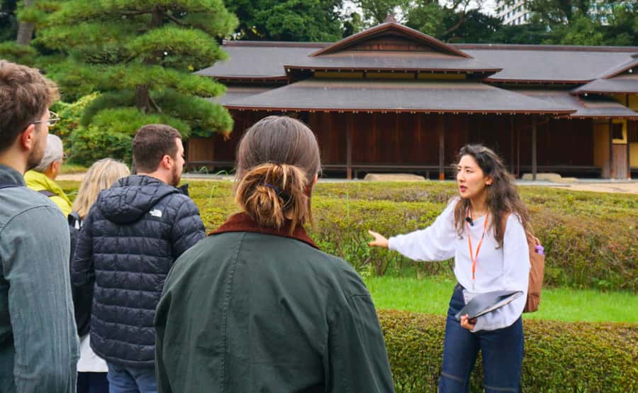 Tokyo: Imperial Palace Japanese History Walking Tour - Key points at a glance