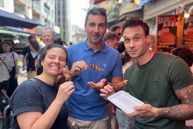 Tokyo: Tsukiji Fish Market Food and Walking tour - The guides are a major part of the experience