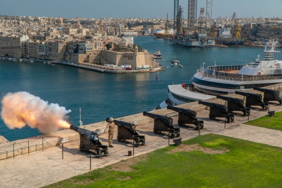 Valletta: Self-Guided Historical Walking Tour (Audio Guide) - Manoel Theatre and the harbor connection